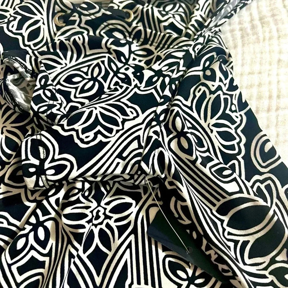 NWT Classy Black & White Rafaella Top - Large. - Picture 10 of 11